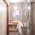 1 Bedroom Awesome In Διαμέρισμα *